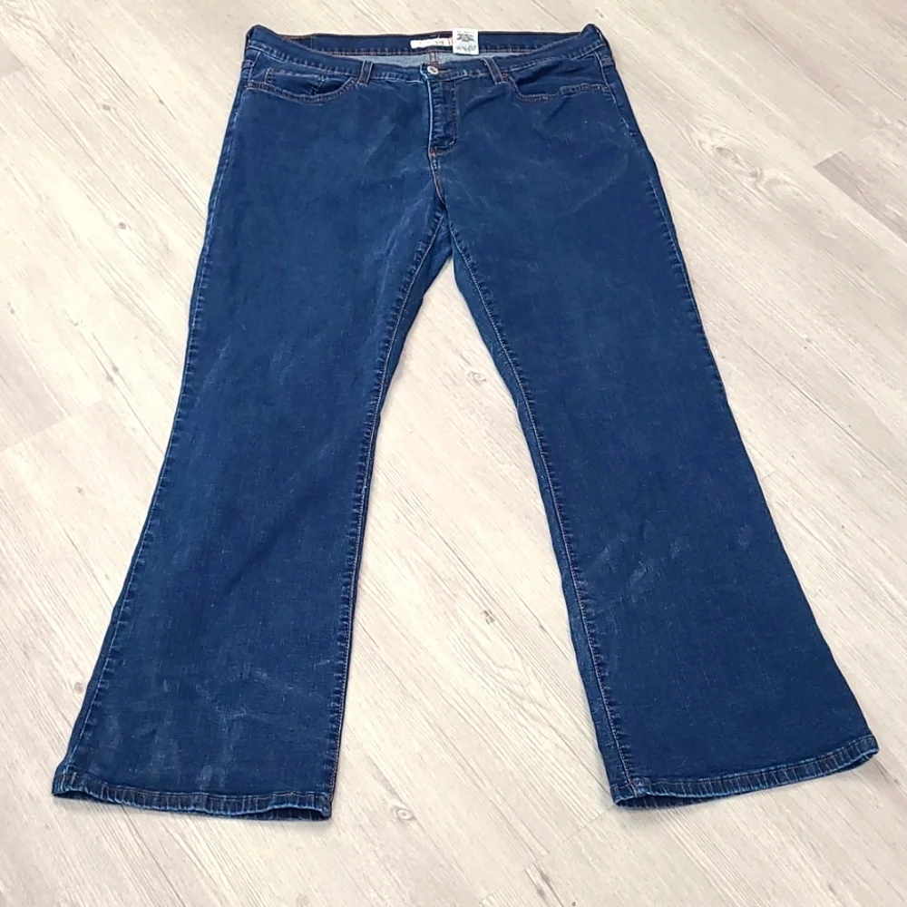 Levi Perfectly Slimming Straight Leg Jeans Size 20